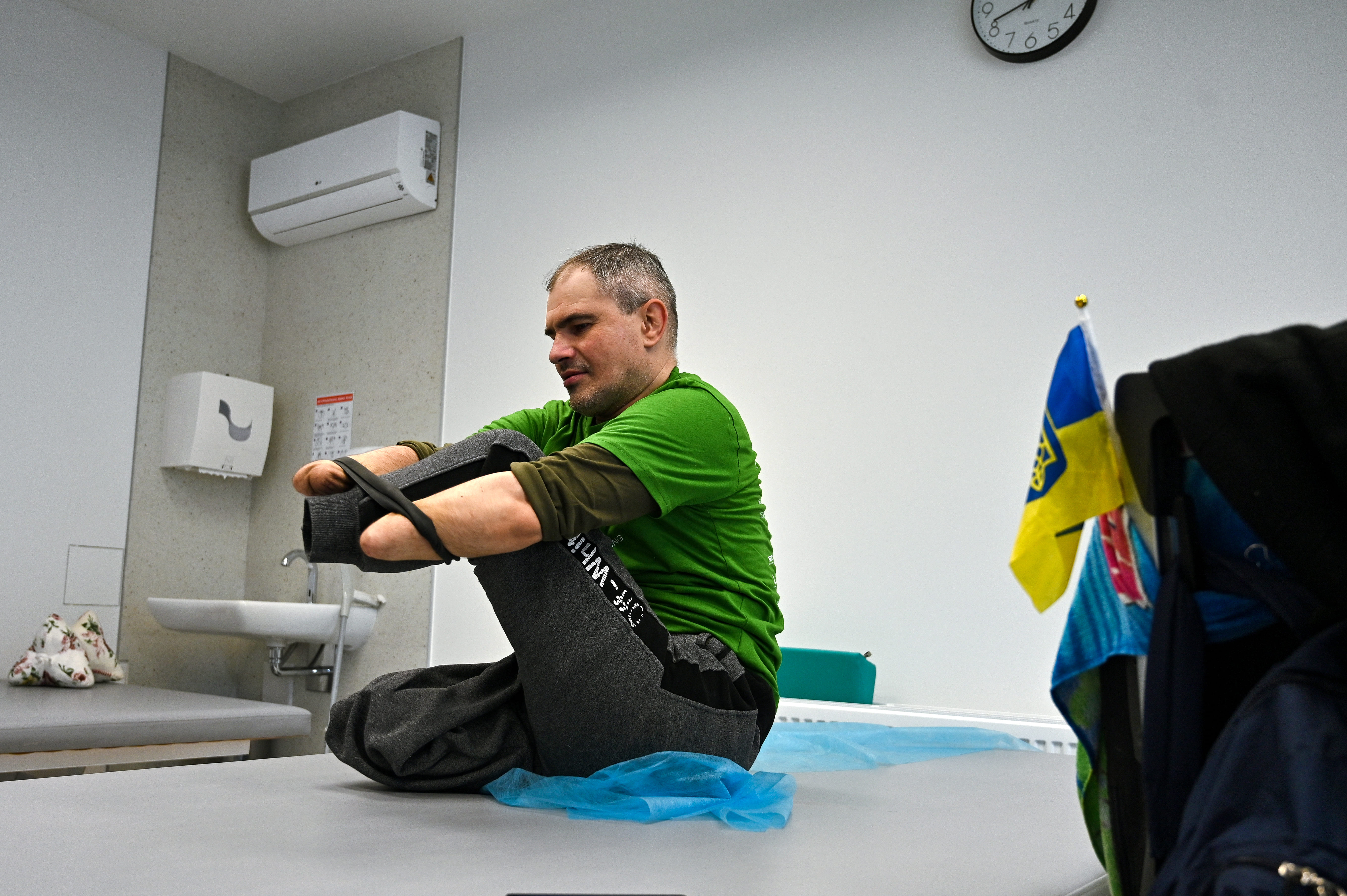 Поранений і полонений військовий В'ячеслав Левицький з Одеської області проходить протезування та реабілітацію в спеціалізованій ортопедичній клініці у Львові 15 січня 2024 року після того, як йому в російському полоні ампутували всі чотири кінцівки